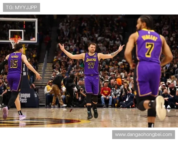 东契奇砍下38分6篮板7助攻 湖人凭团队发挥力克黄蜂赢得比赛