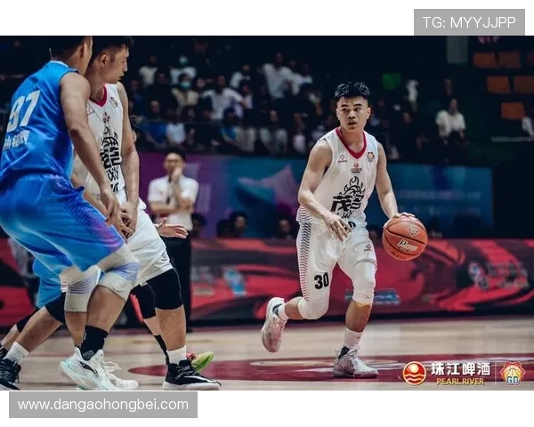 业余联赛多名草根明星走红引发社会广泛关注与持续升温热潮中