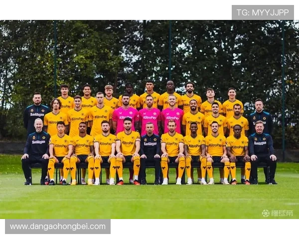 拜仁慕尼黑25-26赛季全家福展现新援风采与德超杯沙拉盘荣耀